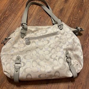 I am selling this Coach white purse with silver C’s on it.